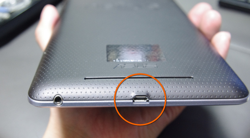 Nexus 7の充電用MicroUSB差込口は真下
